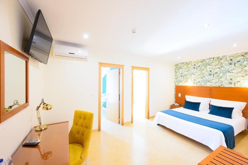 Double Room with Balcony room - Image 3