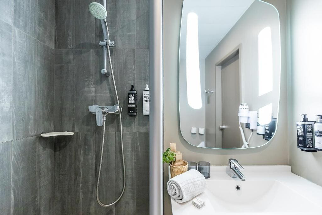 Superior Double Room with Sea or River View room - Image 3