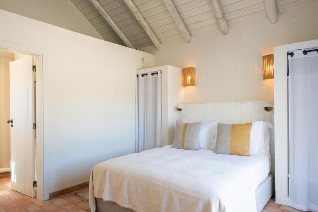 Five-Bedroom Villa with Private Heated Pool room - Image 1