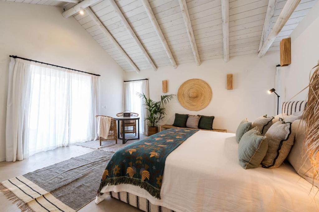 Five-Bedroom Villa with Private Heated Pool room - Image 2