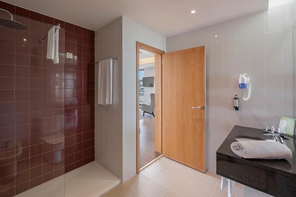 Premium Suite with Sea View room - Image 2