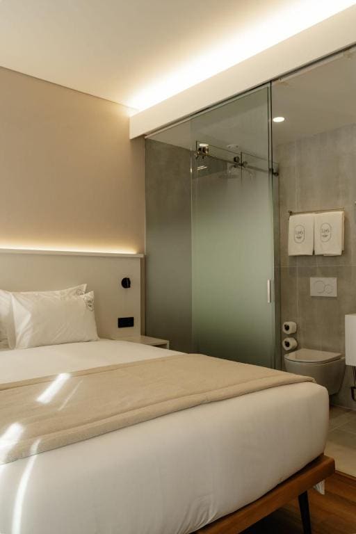 Double Room with Balcony room - Image 3