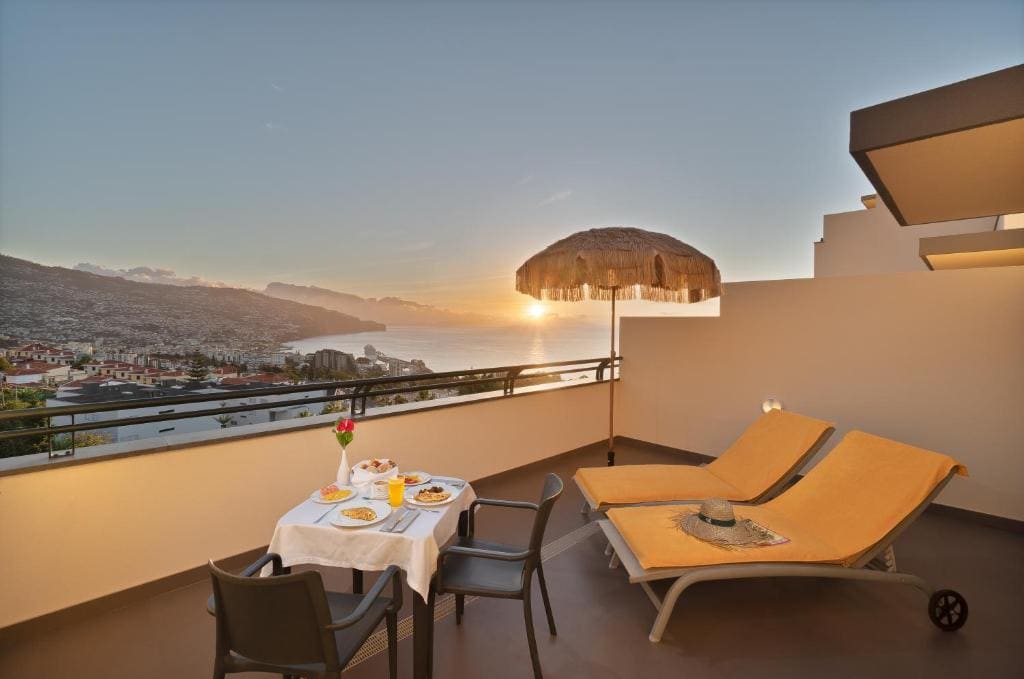 Superior Double or Twin Room with Sea View room - Image 3
