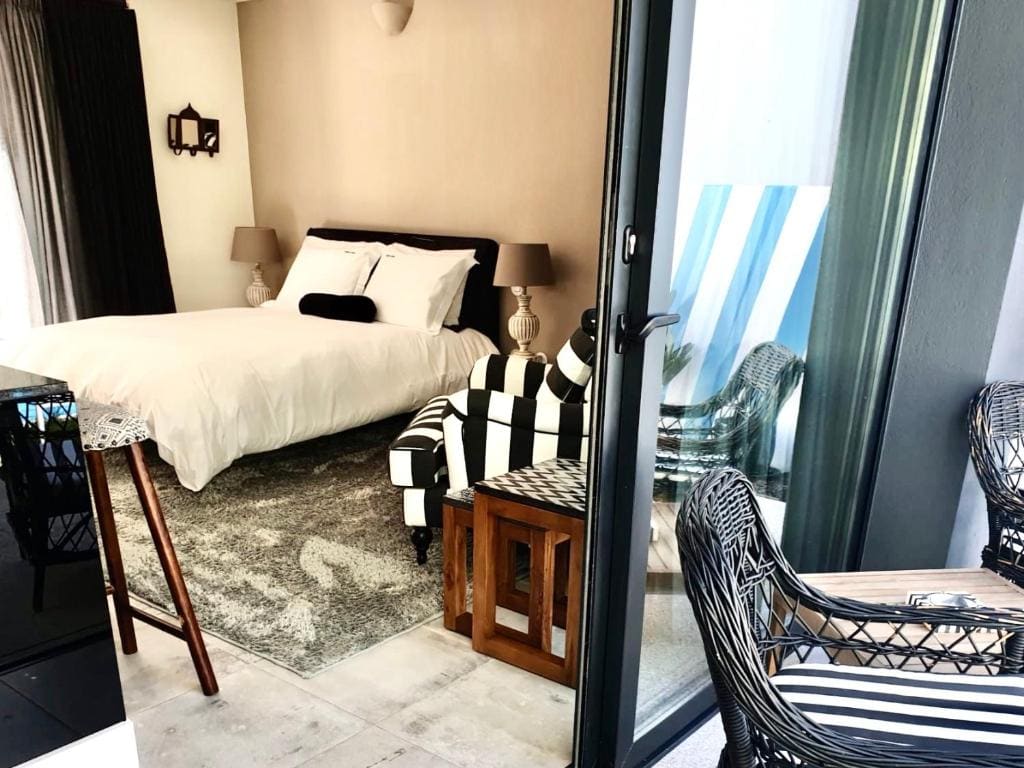 Junior Suite with Pool View room - Image 3