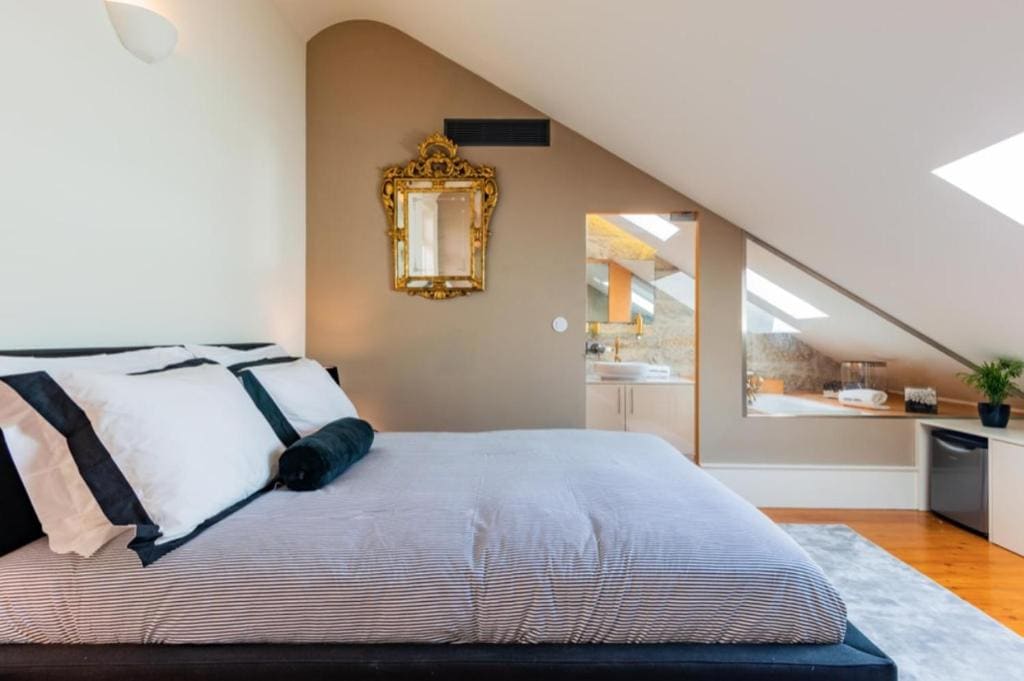 Deluxe Double Room with Bath room - Image 3