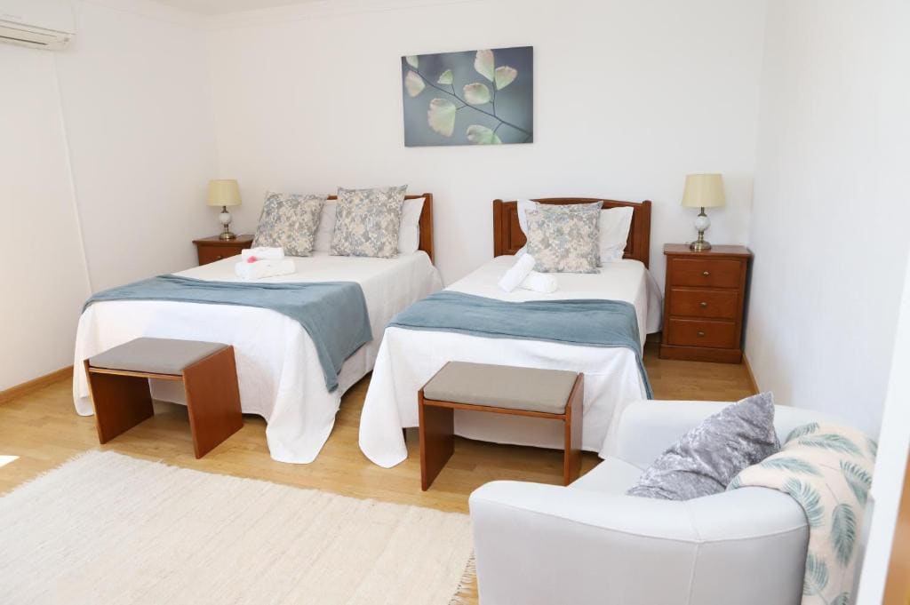 Deluxe Room (2 Adults + 1 Child) room - Image 1