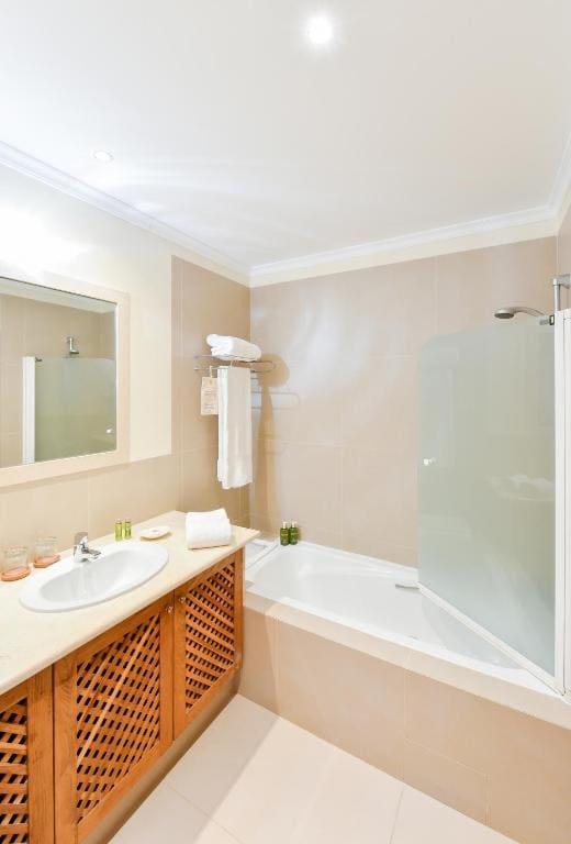 Three-Bedroom Townhouse with Pool room - Image 2
