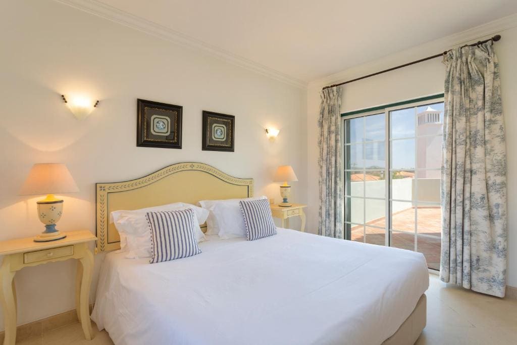 Superior Four-Bedroom Villa with Pool room - Image 3