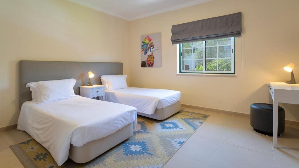 Superior Two-Bedroom Townhouse with Pool room - Image 3
