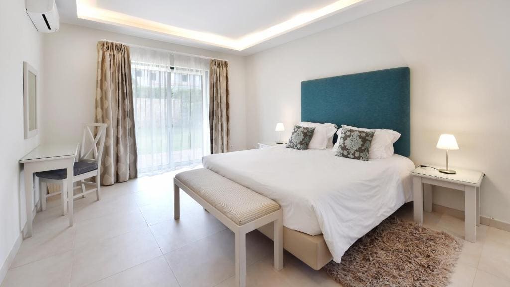 Superior Four-Bedroom Villa with Pool room - Image 1