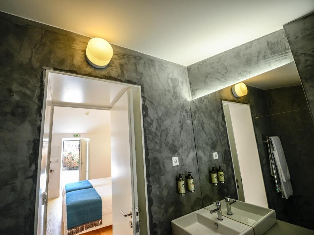 Superior Twin Room room - Image 3