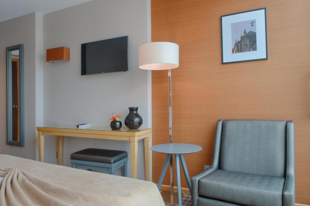 Superior Double Room with Balcony room - Image 3