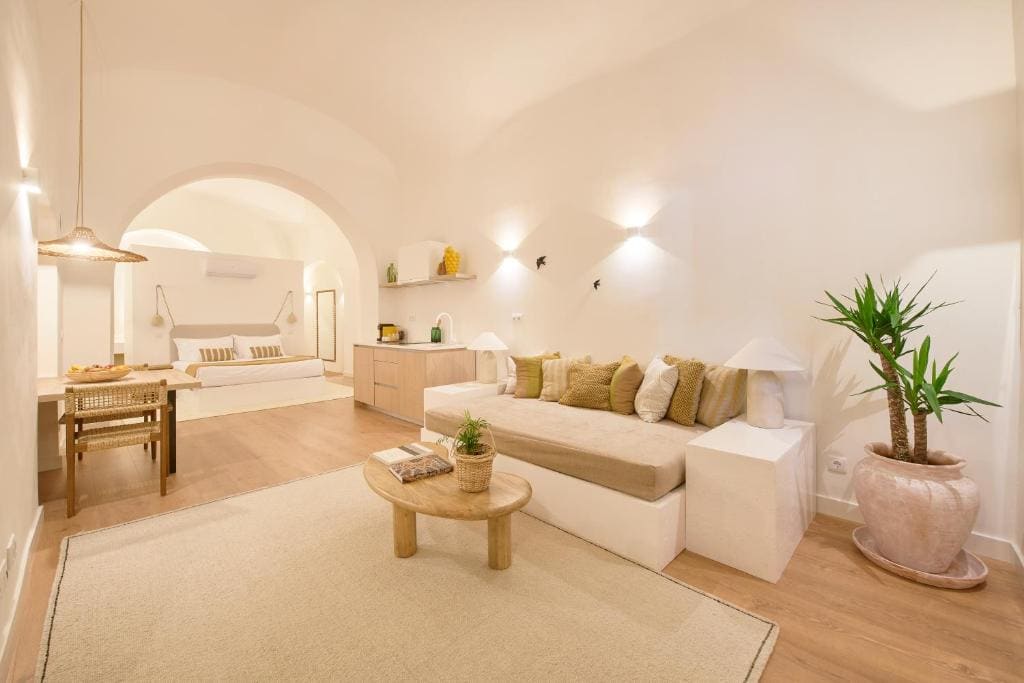 Studio with Pool View room - Image 2