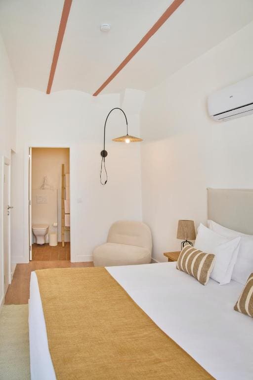 Double Room with Pool View room - Image 2