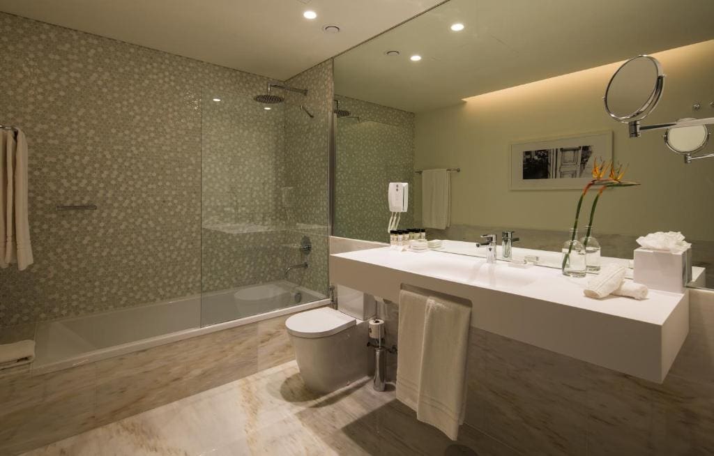 Superior Double or Twin Room with a View room - Image 3
