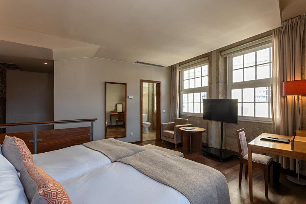 Double or Twin Room with Plaza View room - Image 3