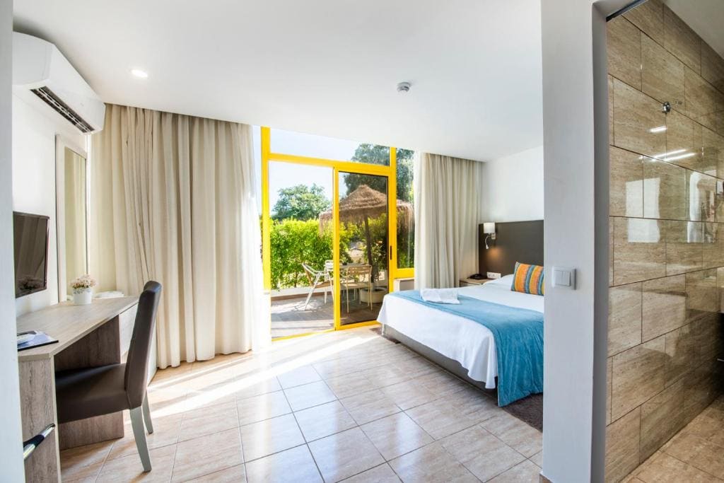 Deluxe Room room - Image 1