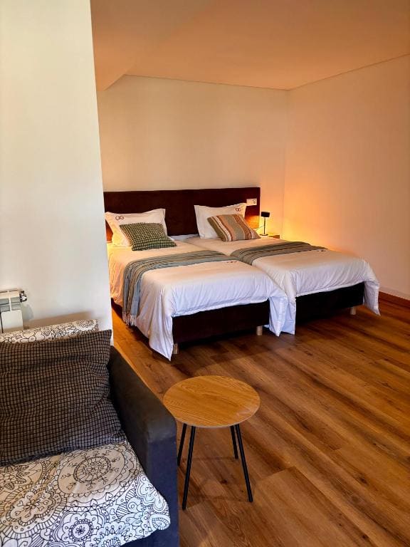 Double Room with Pool View room - Image 2
