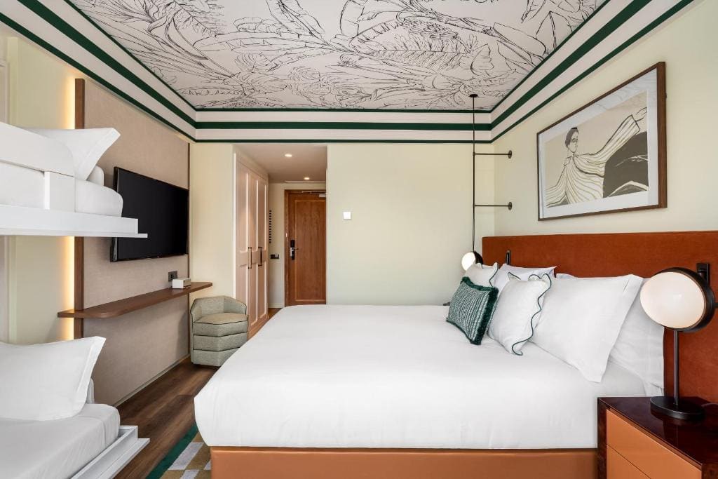 Essential Family King Room with One King Bed room - Image 1