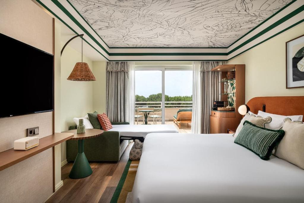 Essential King Room with Single Sofa Bed room - Image 1
