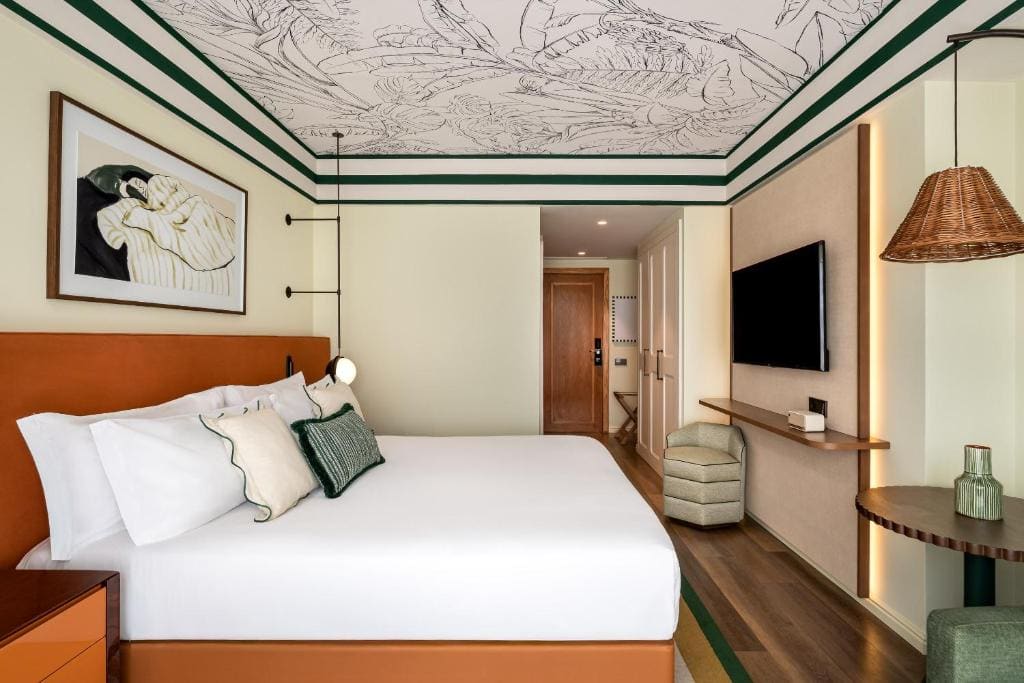 Essential Room room - Image 1