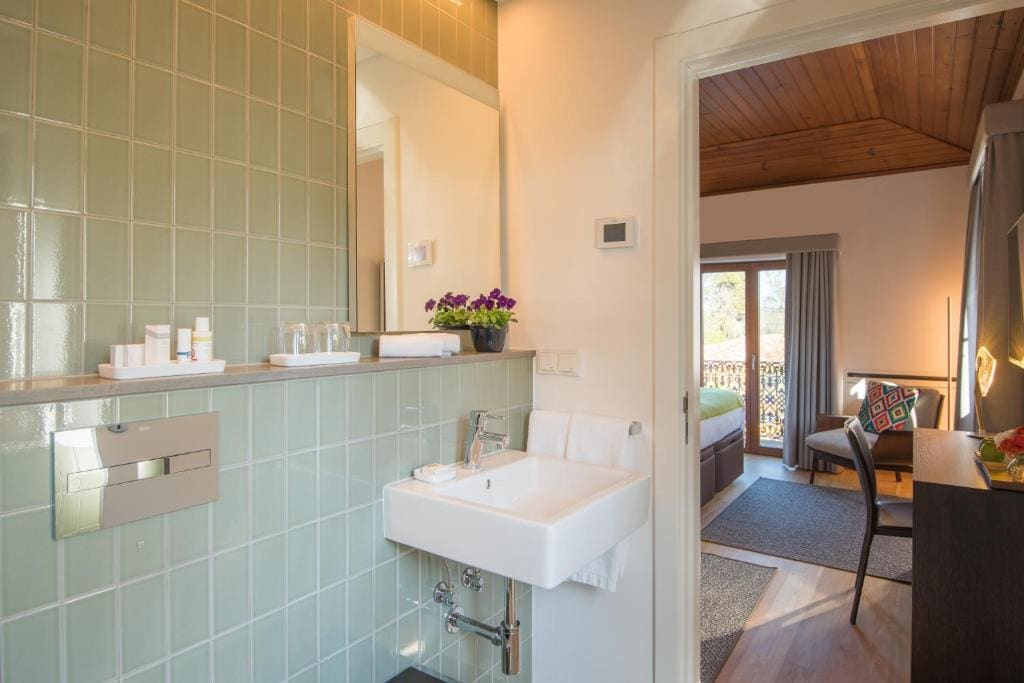 Double Room with Pool View room - Image 1