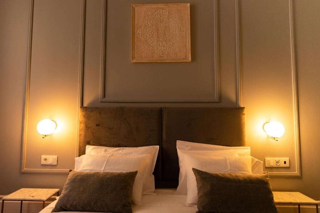 Deluxe Double Room with Bath room - Image 1