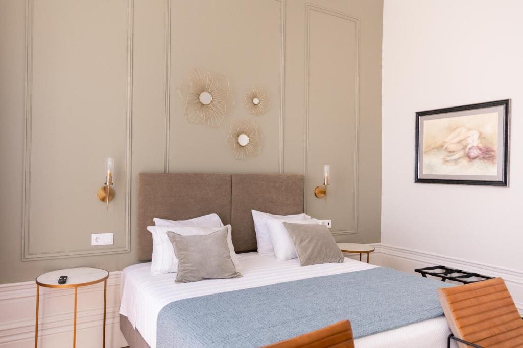 Deluxe Double Room with Bath room - Image 2