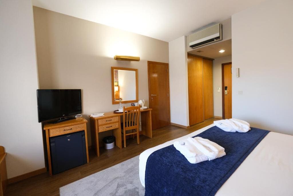 Deluxe King Room room - Image 2