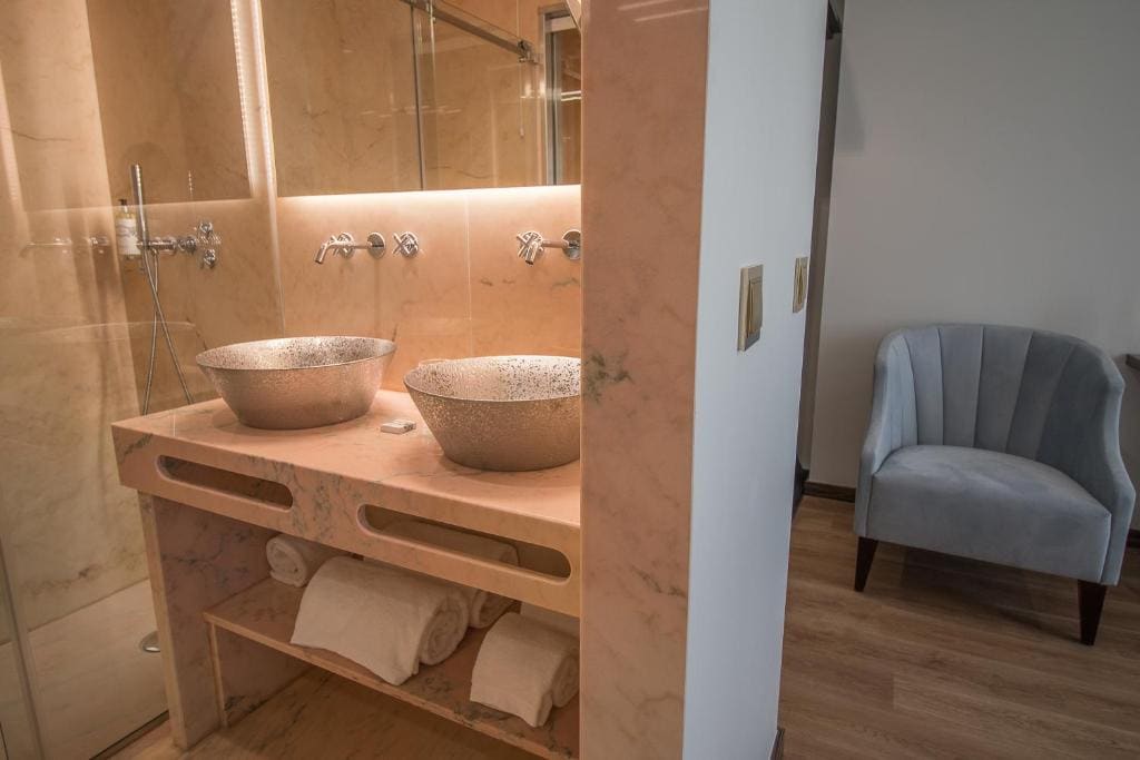 Deluxe Double Room with Square View room - Image 2