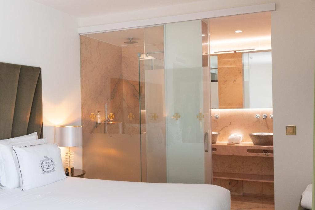 Deluxe Double Room with Balcony room - Image 3
