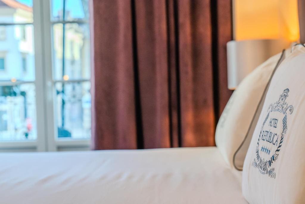 Deluxe Double Room with Square View room - Image 3