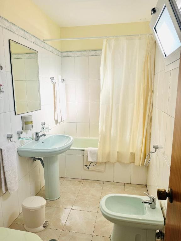 Triple Room with Private Bathroom room - Image 2