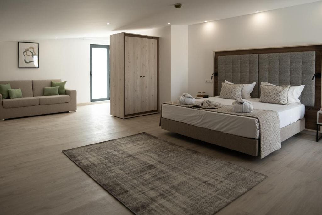 King Suite with Spa Bath room - Image 3
