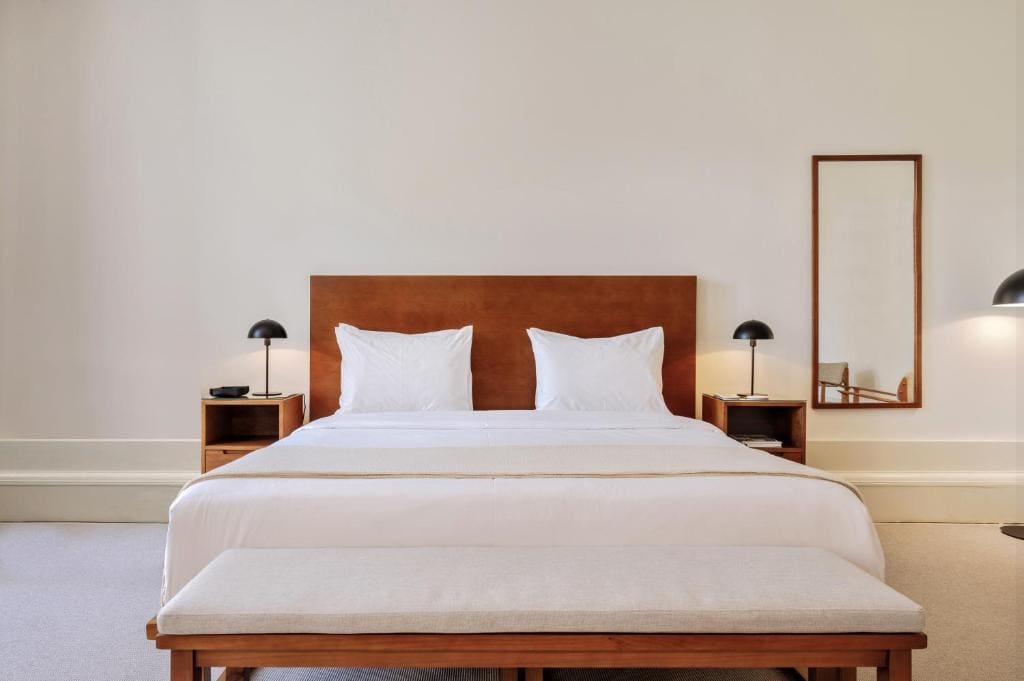 Deluxe King Room with Balcony and Garden View room - Image 2