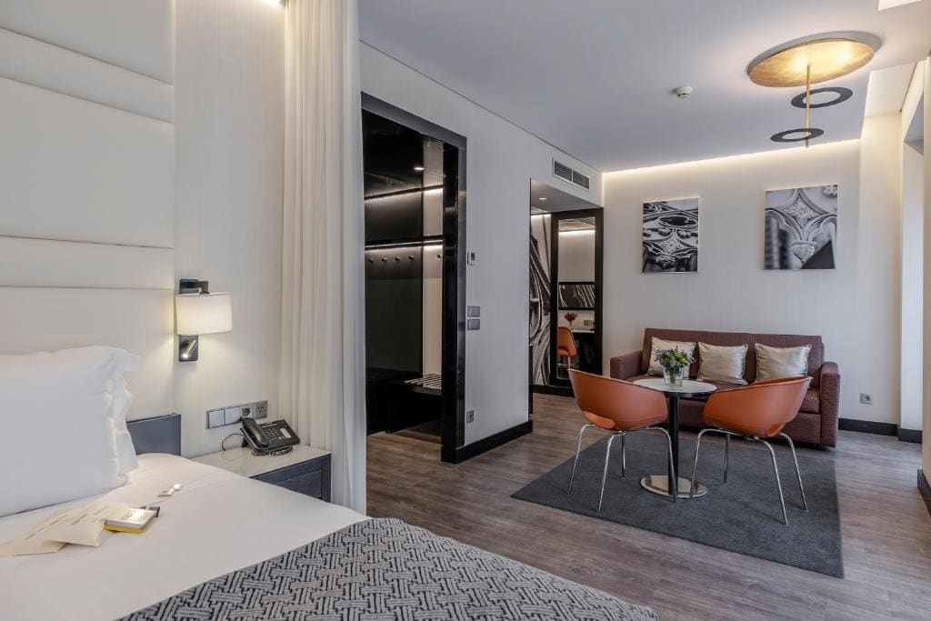 Suite with Street View room - Image 2