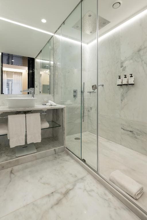 Suite with Street View room - Image 3