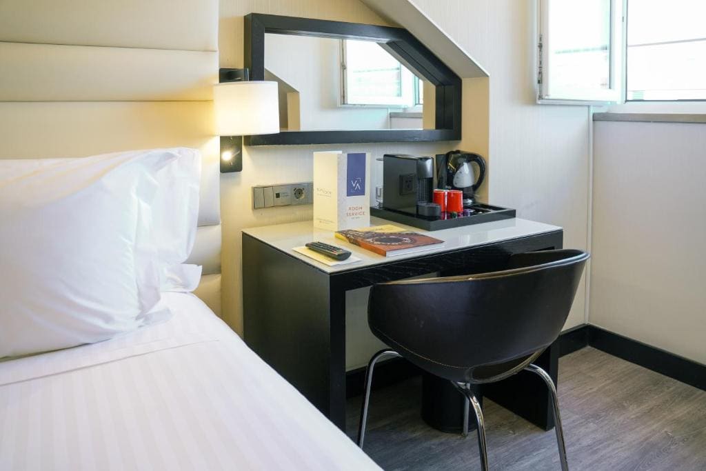 Confort Single Room with Street View room - Image 2