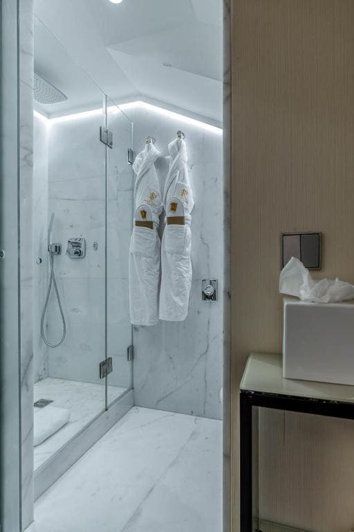 Confort Single Room with Street View room - Image 3