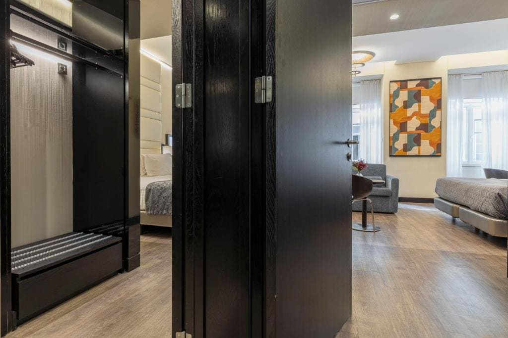 Family Room with Street View room - Image 3
