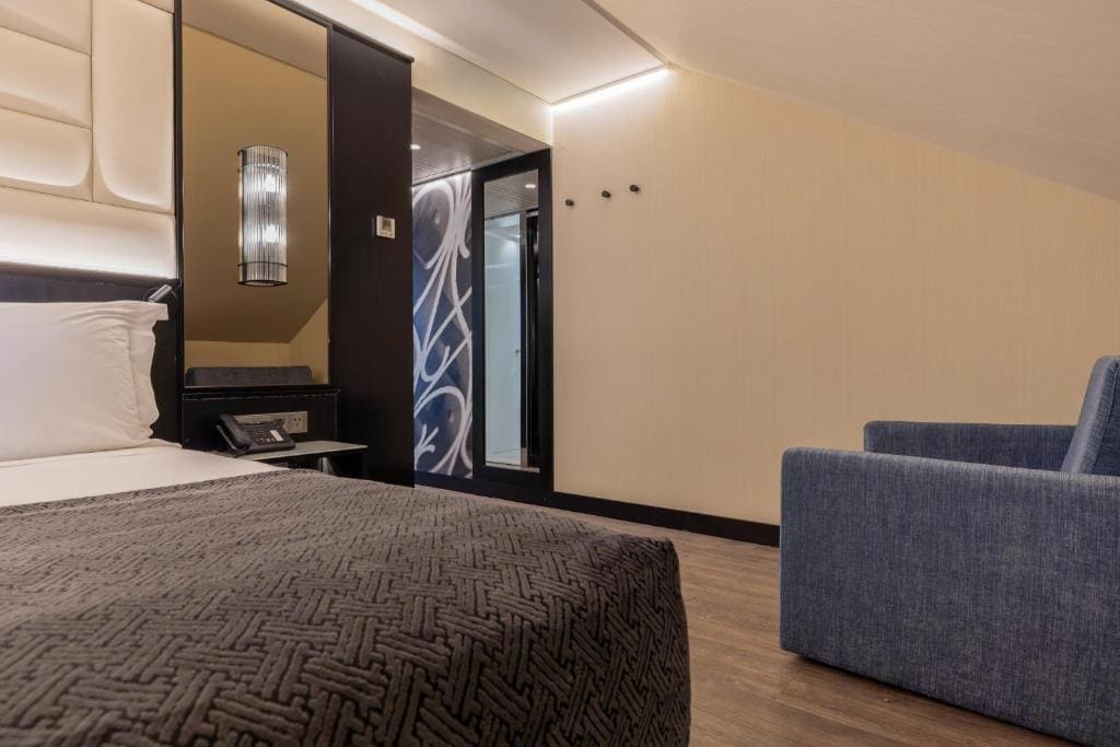 Superior Room with Street View room - Image 3