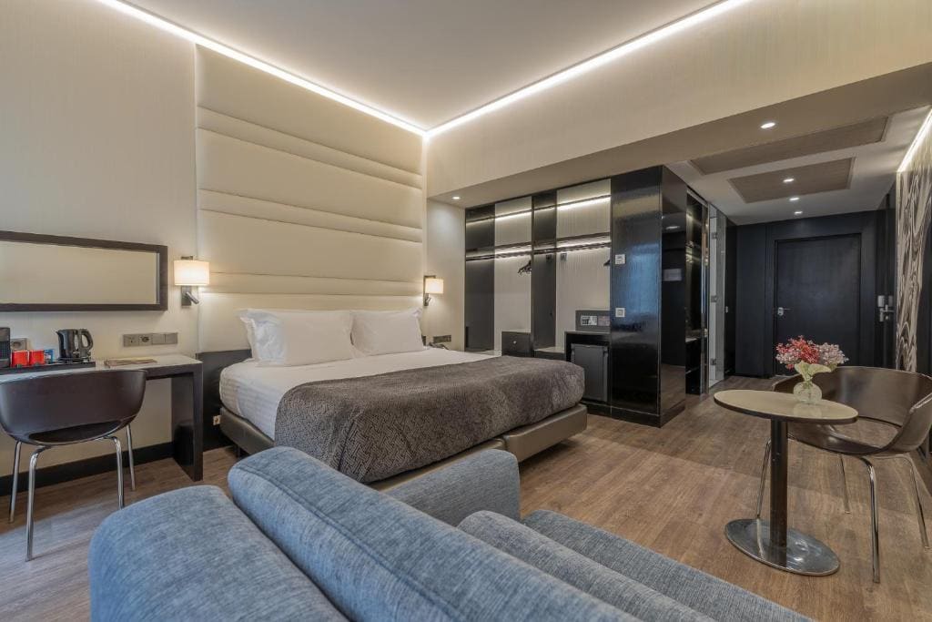 Superior Room with Street View room - Image 2