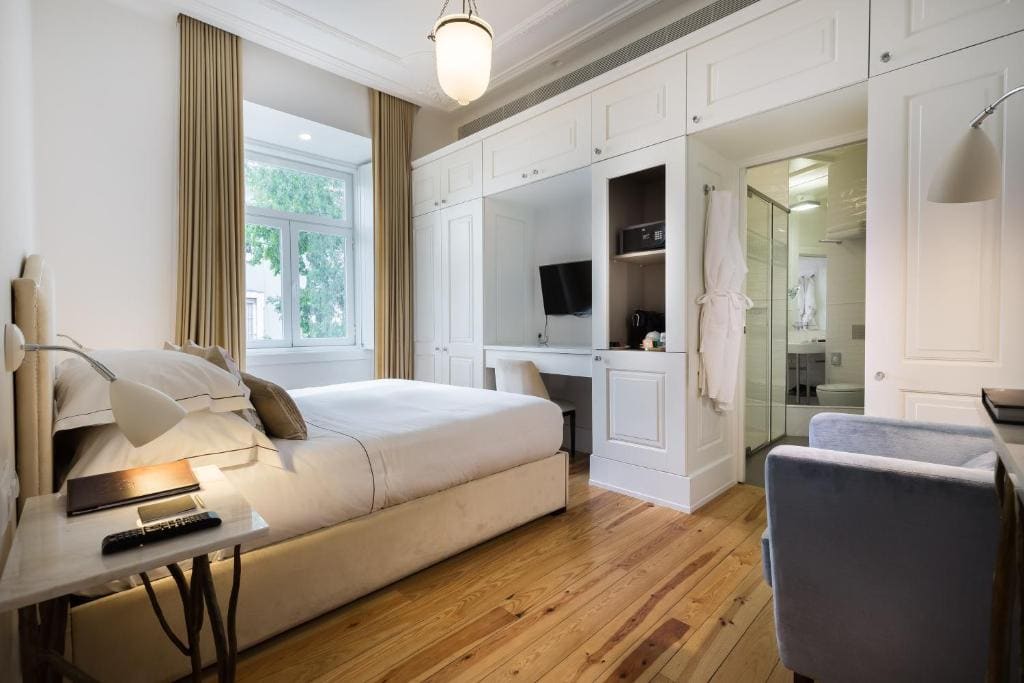 Deluxe King Room room - Image 3