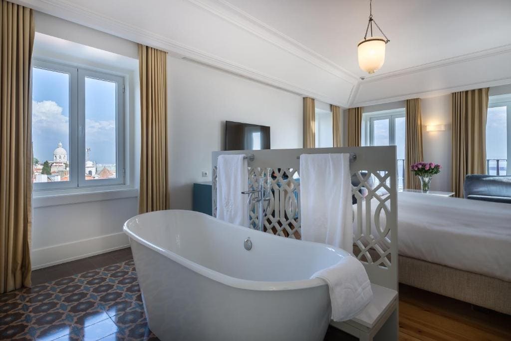 Junior Deluxe Suite with Panoramic View room - Image 2