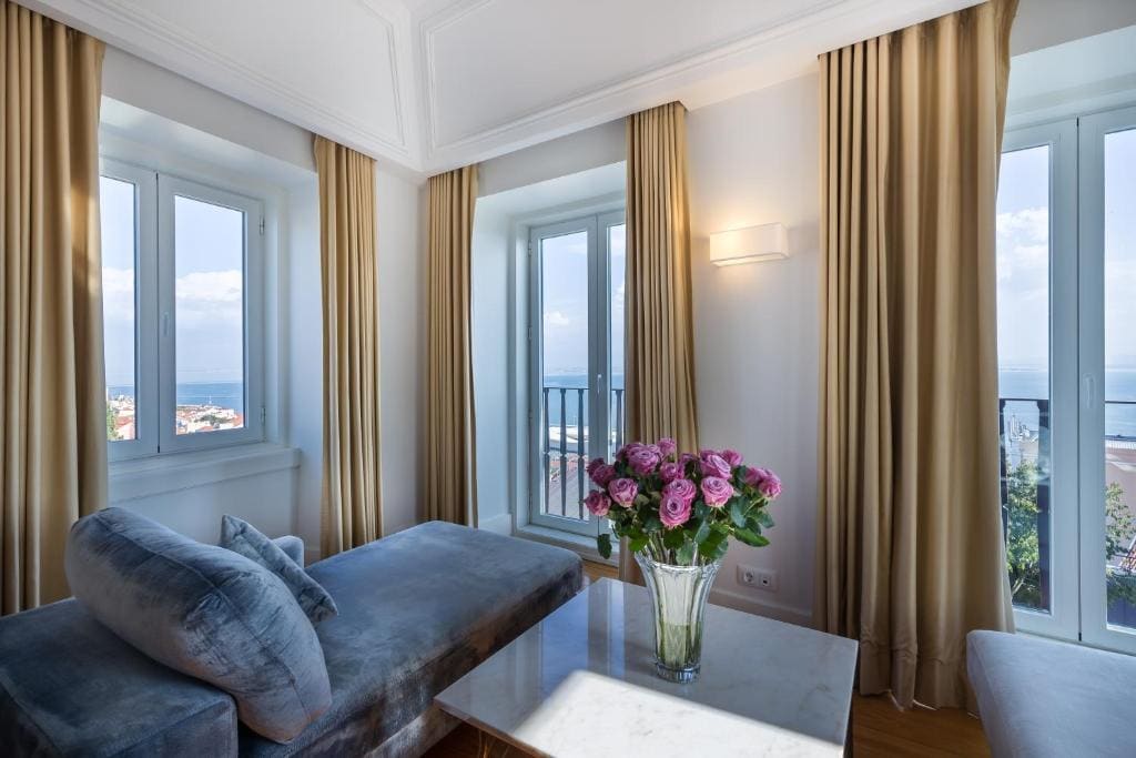 Junior Deluxe Suite with Panoramic View room - Image 3