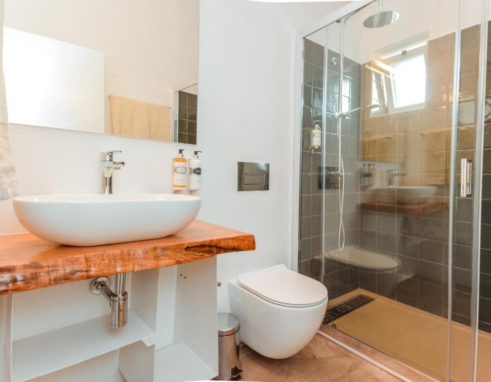 Two-Bedroom House with Exterior Courtyard room - Image 3