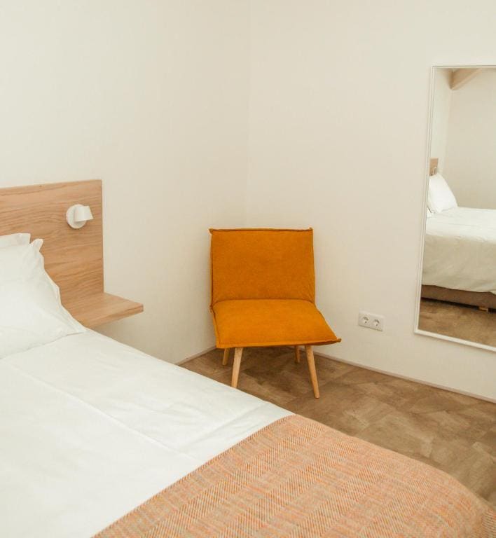 Superior One-Bedroom House with Exterior Courtyard room - Image 3