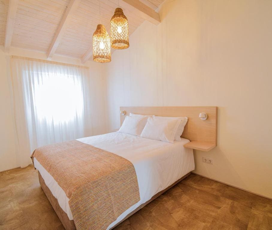 Superior One-Bedroom House with Exterior Courtyard room - Image 2