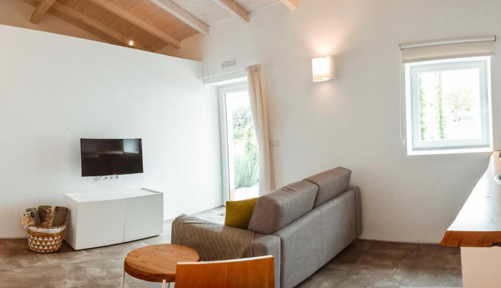 Two-Bedroom House with Exterior Courtyard room - Image 2