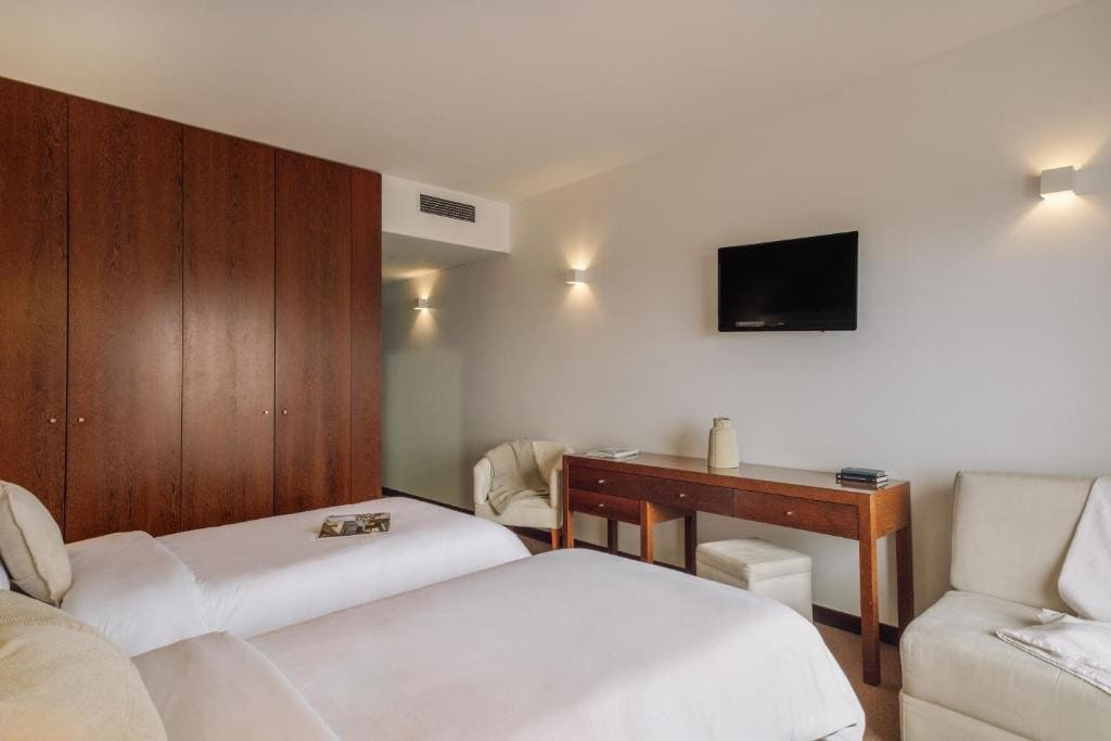 Twin Room with Balcony room - Image 3
